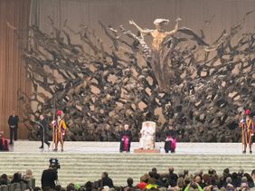 Audienz bei Papst Leo XIV. im Paul VI.-Saal (Foto: Malteser Homburg)