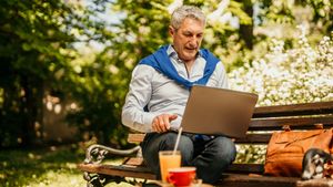 Senior schreibt seine Lebensgeschichte.