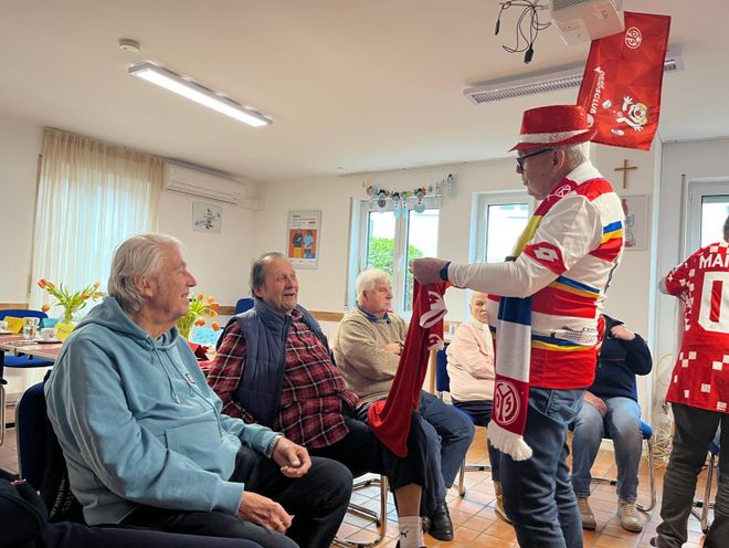 Im Sitzkreis des Café Maltas wird ein Trikot des 1. FSV Mainz 05 gezeigt (Foto Malteser Bingen)