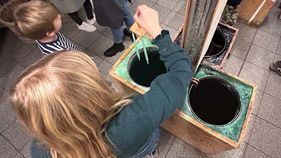 Ein Kind macht Kerzen.