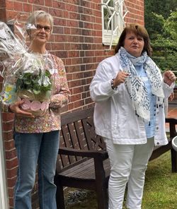 Corinna Woisin (rechts) dankt der langjährigen Mitarbeiterin Ingeborg Dallmann, die in den Ruhestand geht. Foto: Mareike Fuchs