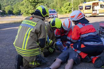 Sie helfen zusammen (hier bei einer Übung), aber rechtlich unterscheiden sich die Helfenden von Feuerwehr, THW und den Hilfsorganisationen wie ASB, DRK, DLRG, Johanniter und Malteser noch. Foto: Yannick Hoegener