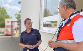 Georg Khevenhüller im Gespräch mit Helferin Elena Lützeler aus Euskirchen.