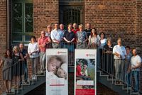 Alle Teilnehmenden der Veranstaltung stehen auf einem Gruppenbild auf einer Treppe zusammen. Foto: Malteser