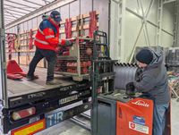 Zwei Helfer laden die Feuerlöscher aus