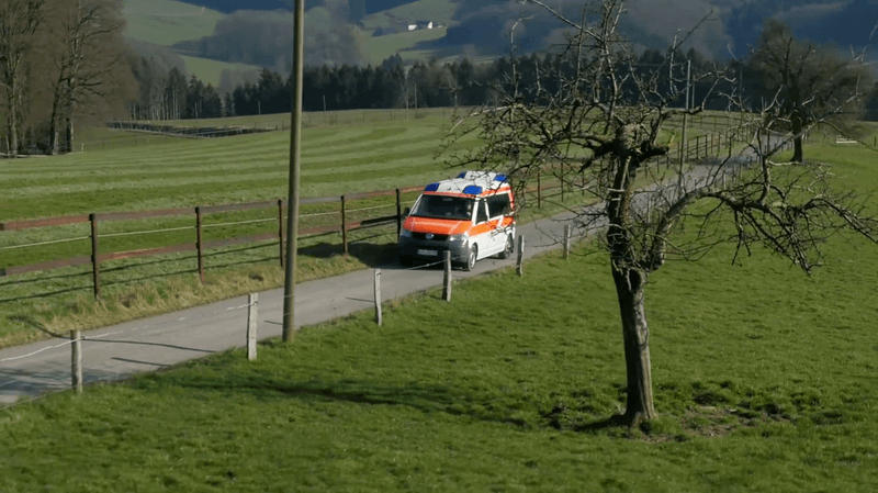 Krankenwagen fährt auf der Straße