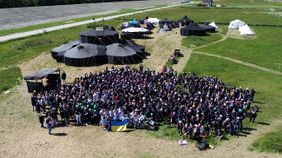 Gruppenfoto Bundesjugendlager 2024. Knapp 700 Teilnehmende werden mit der Drohne vor der großen Jurtenburg fotografiert