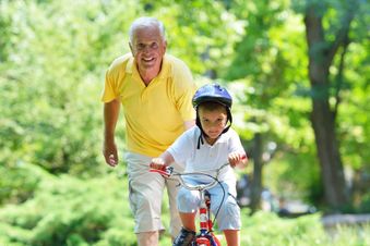 Glücklicher Senior mit kleinem Kind im Park