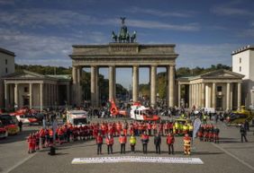 Acht Organisationen wollen Änderungen an der Reform der Notfallversorgung. Dazu machen sie in einer gemeinsamen Aktion vor dem Brandenburger Tor auf ihre Forderungen an die Bundespolitik aufmerksam. 