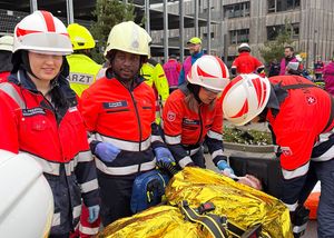 Mehrere Einsatzkräfte bei einer Übung