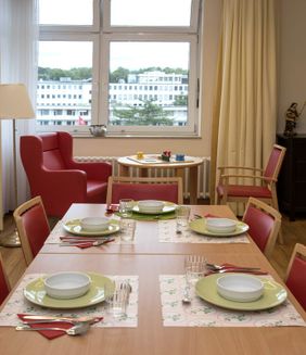 Ein gedeckter Frühstückstisch auf Station Silvia