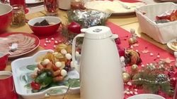 Teil einer adventlich geschmückten Kaffeetafel