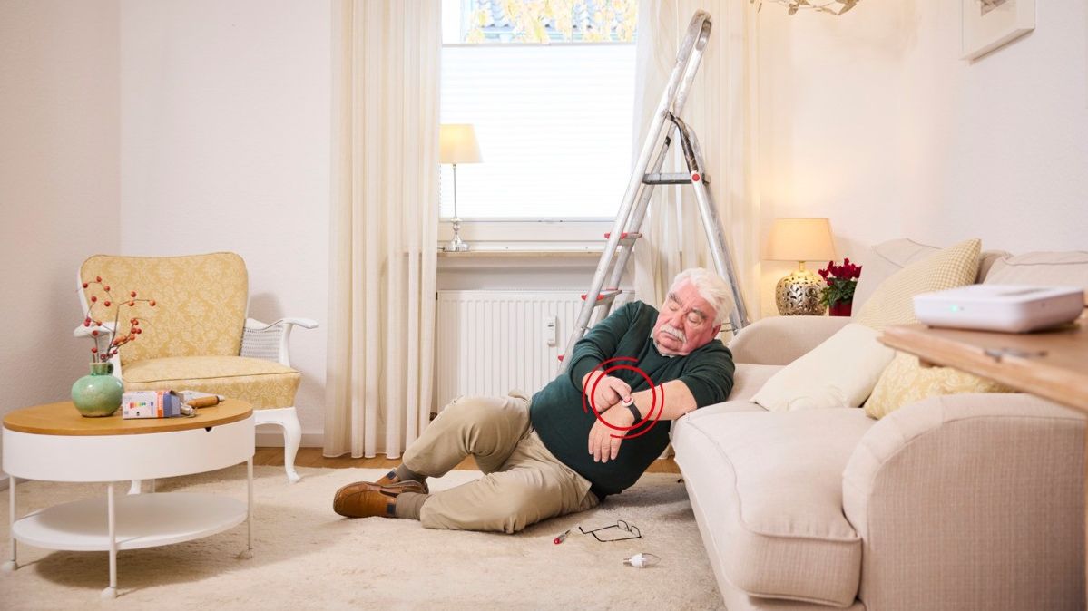 Ein Senior stürzt bei sich zuhause und betätigt den Hausnotruf Notfallknopf.