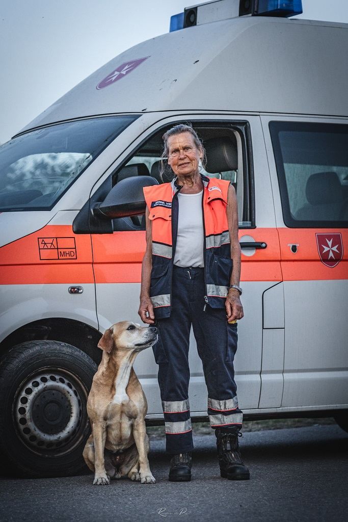 Unsere Helferin Bärbel mit ihrem Hund Helena