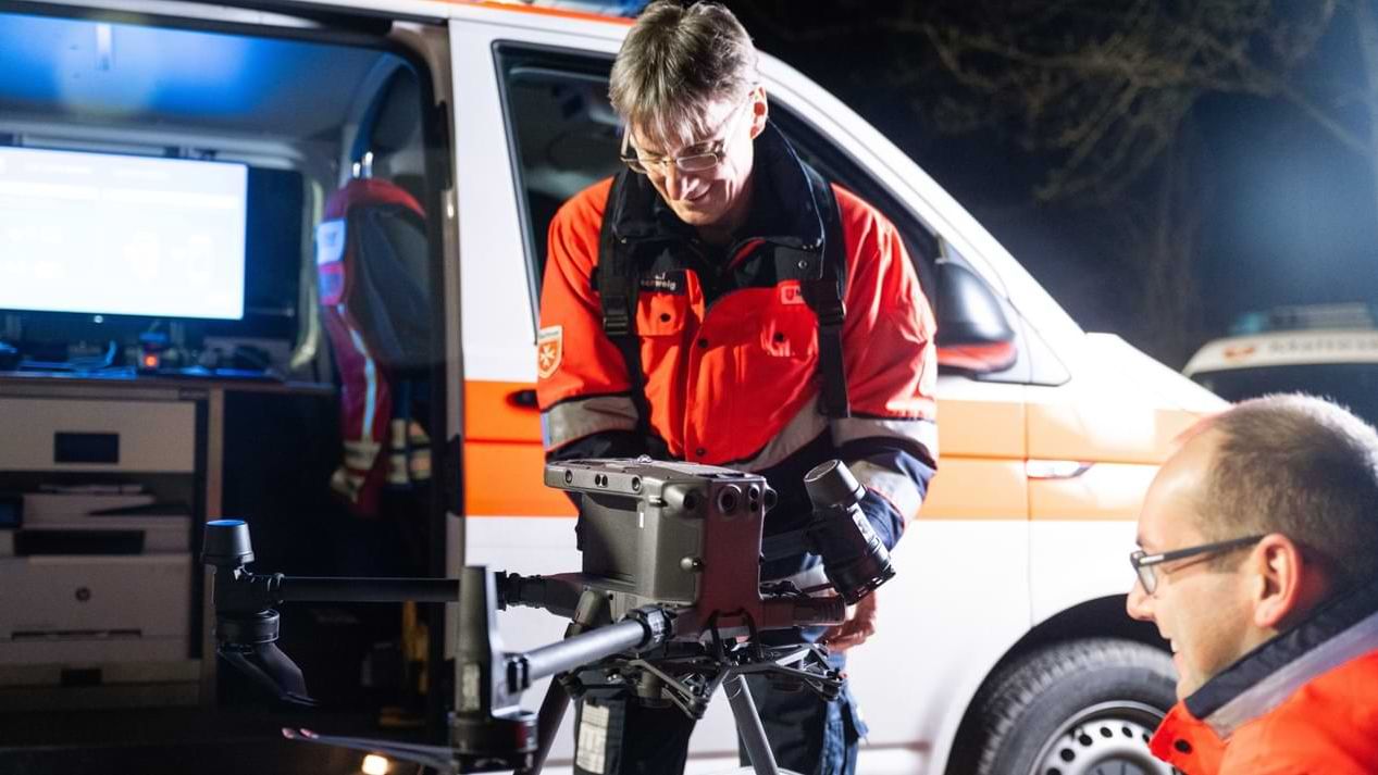 Zwei Männer von der Malteser Drohnenstaffel bereiten eine Drohne für einen Einsatz vor.