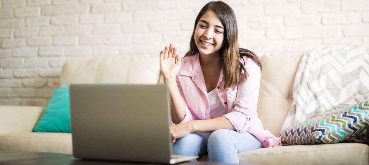 Junge Frau sitzt vor dem Laptop 