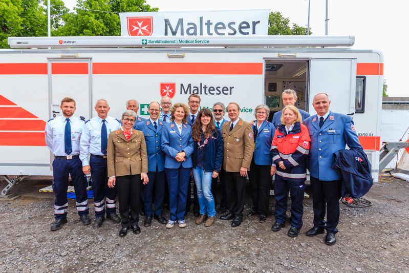 Gruppenfoto mit Vertretungen der Malteser