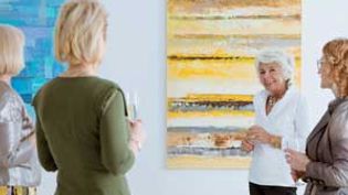 Ältere Personen schauen sich eine Kunstausstellung an