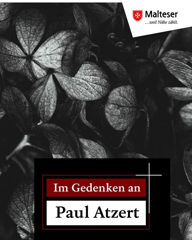 Schwarze Hortensienblüten mit Aufschrift "Im Gedenken an Paul Atzert". Foto: pixabay