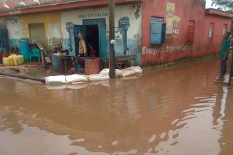 Malteser International hilft den von den Überschwemmungen betroffenen Menschen im Kasese Distrikt im Osten Ugandas. Foto: Swim Safe/Malteser International