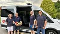 Der Malteser Mobile Einkaufswagen in Borchen – Der Malteser Ortsbeauftragte Andreas Berlage (2. v. r.) mit Ehrenamtlichen vom Einkaufswagenteam (v. l.): Andrea Schäfers, Wolfgang Thiele und Norbert Lehmenkühler. (Foto: Malteser Borchen)