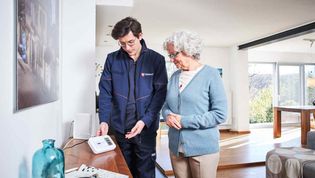 Mitarbeiter erklärt Hausnotruf