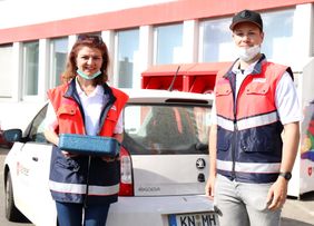 Mannschaftskapitän Vincenz Mayer von den Ravensburger Towerstars engagiert sich beim Menüservice der Ravensburger Malteser. Foto: Towerstars/F. Enderle