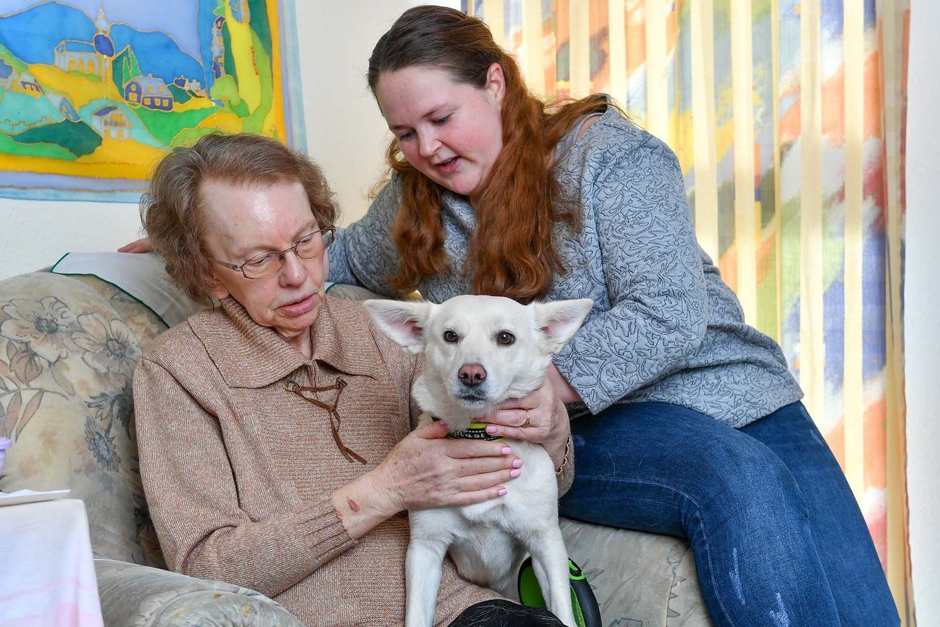 Bewohnerin bekommt Hundebesuch im Malteserstift St. Johannes in Duisburg 