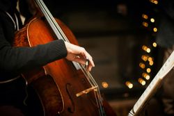 Eine Frau spielt ein Cello. Symbolfoto: Manny Beccera/Unsplash