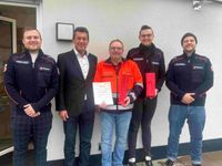 Gruppe Rettungsdienstmitarbeiter und Malteser