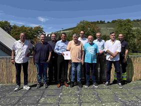 Gruppe Erwachsener Malteser rund um Jubilar Ernst Freier