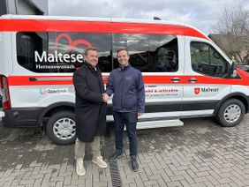 Jörg Chr. Topfstedt (Vorstand Kölsche Fründe e.V) mit Daniel Flohr (Stadtbeauftragter in Erftstadt) vor dem neuen Fahrzeug, welches zukünftig Herzenswünsche in der ganzen Region erfüllt und mit den Gästen deutschlandweit sowie bis ins nahe Ausland unterwegs sein wird. 