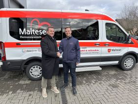 örg Chr. Topfstedt (Vorstand Kölsche Fründe e.V) mit Daniel Flohr (Stadtbeauftragter in Erftstadt) vor dem neuen Fahrzeug, welches zukünftig Herzenswünsche in der ganzen Region erfüllt und mit den Gästen deutschlandweit sowie bis ins nahe Ausland unterwegs sein wird.