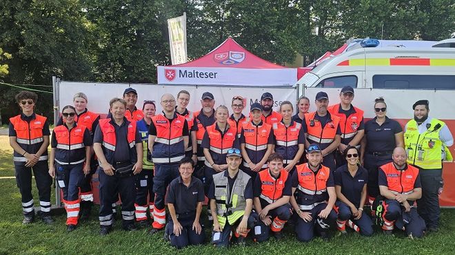 Gruppenfoto eines Teils des Teams (mehr als 20 Personen mit Einsatzleiter Kevin Braun)