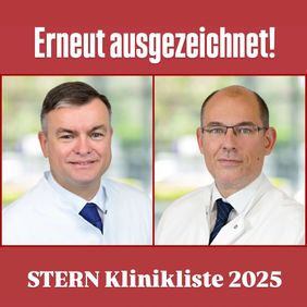 Zwei Ärzte im weißen Kittel mit Auszeichnung in der STERN-Klinikliste 2025.