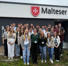 Gruppenfoto von den 34 Notfallsanitäter-Auszubildenden des Malteser Rettungsdienstes in Hessen. 