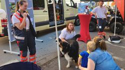 Infostand mit Helfern und Hund