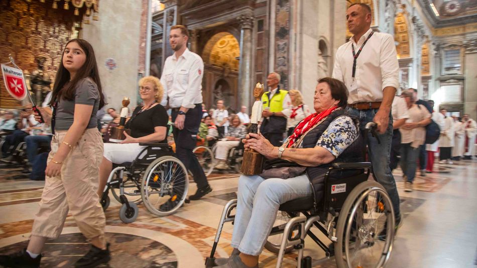 Rollstuhlfahrer auf dem Weg in die Messe im Petersdom