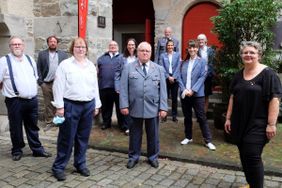 Gründung der neuen Malteser Garde Bergisches Land auf Schloss Burg, V.l.n.r.: Roland Hiob, ehemaliger Beauftragter der Malteser in Haan-Hilden; Gregor Ahlmann, Direktor des Museums Schloss Burg; Doris Hoffmann, ehemalige Beauftragte der Malteser in Solingen; Wolfgang und Birgit Guenther, von den Maltesern aus Solingen und Initiatoren der Malteser Garde im Bergischen Land; Günter Klata, ehemaliger Beauftragter der Malteser in Waldbröl; Edmund Bauer, Bundesbeauftragter der Malteser Garde; Carolin Alfes, stellvertretende Bezirksgeschäftsführerin der Malteser Rheinland Nord-Ost; Kathrin Barwig, Unterstützerin des Solinger Wohlfühlmorgens; Kerstin Fischer, Referentin Soziales Ehrenamt der Malteser im Erzbistum Köln und Sabina Vermeegen, Engagementförderin in der Gemeinde St. Sebastianus. Foto: Malteser 