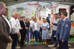 Menschen, Kleidung, Rettungsfahrzeug, Halle