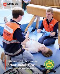 Zwei Jugendliche in Malteser-Schulsanitätswesten knien neben einer liegenden Jugenlichen.