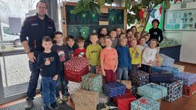 Schulkinder mit Pakaten, Schulleiterin Katharina Hornung und Malteser Kreisgeschäftsführer Roland Bucher