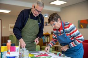 Zwei Menschen gestalten ein Kunstwerk