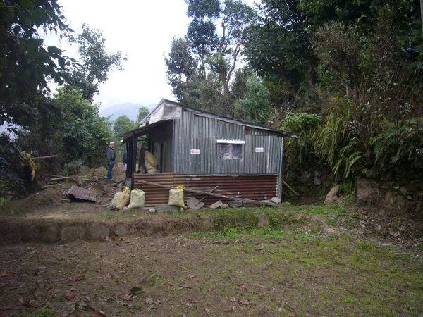 Das neue Haus ist als Übergangsunterkunft gedacht. Auf dem Fundament kann später ein festes zweistöckiges Gebäude entstehen.