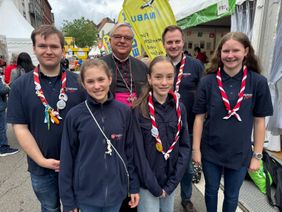 Bischof Dr. Wiesemann gemeinsam mit dem Referenten der Malteser Jugend Felix Bohn sowie Kindern und Jugendlichen der Malteser Jugend. (Foto: Malteser Speyer)