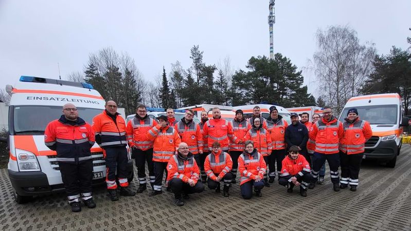 Ein Gruppenbild mit Angehörigen des Deutschen Roten Kreuzes und des Malteser Hilfsdienstes