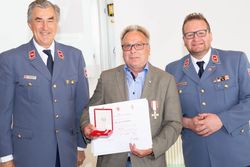 Foto: Malteser/Mohamad Osman - Georg Khevenhüller (li.) und Boris Falkenberg (re.) bei der Verleihung des Verdienstkreuzes „pro merito melitensi“ des souveränen Malteser-Ritterordens an Dr. Edgar Pinkowski (Mitte). 