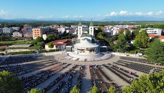 Aufnahme mit einer Drohne von oben: Kirchplatz von Medjugorje