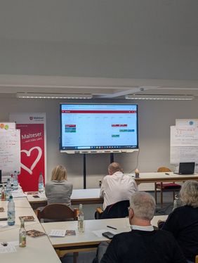Blick auf den vorgestellten, neuen Diözesankalender, der auf dem Smartboard dargestellt wird.
