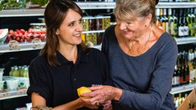 Mobiler Einkaufswagen: Ehrenamtliche Helferinnen und Helfer holen die Gäste von zu Hause ab und fahren mit ihnen zum Einkaufen. 